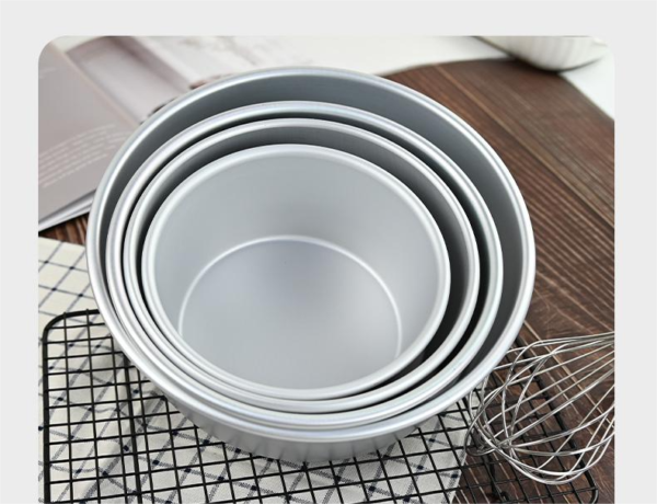 Anodized aluminum cake pan with fixed bottom