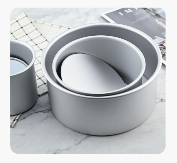 Anodized aluminum cake pan with removable bottom with straight edge